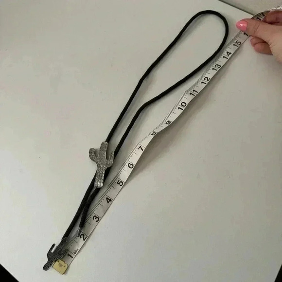 Vintage silver toned boho western ranch cactus bolo tie - Picture 3 of 5